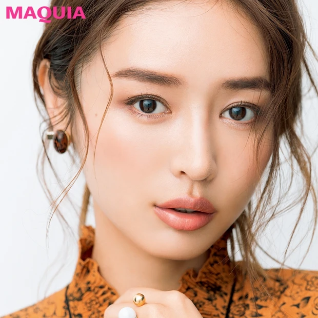 シャープに締まった大人小顔に！ 求心顔さんは骨格チーク&点置きハイライト…