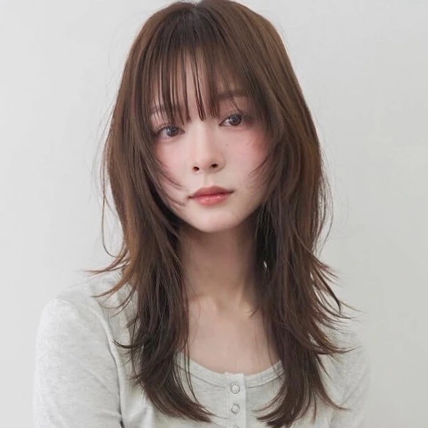 【ハッシュカット】重軽質感でトレンド感満点！ スタイリングも簡単なミディアムレイヤー
