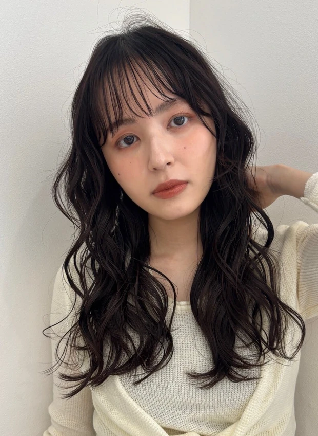髪型　ロング　ロングヘア　前髪あり　パーマ　正面