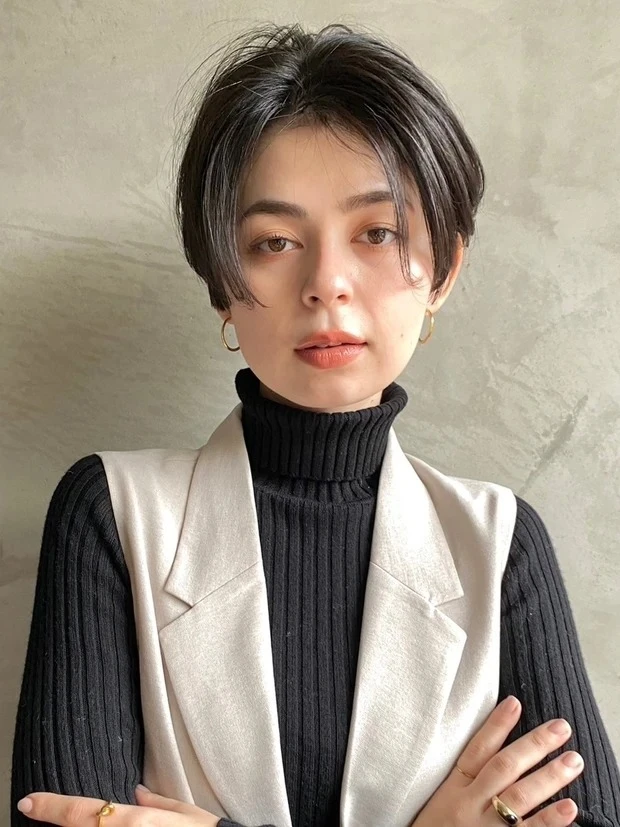 Belleの髪型・ヘアスタイルまとめ_ショートヘア_【大人におすすめ】ヘルシーで凛とした女性になれる! 長め前髪のハンサムショートヘア