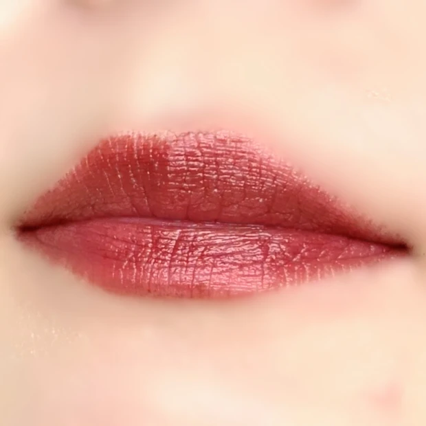 狂気の怒号を塗った唇アップ写真