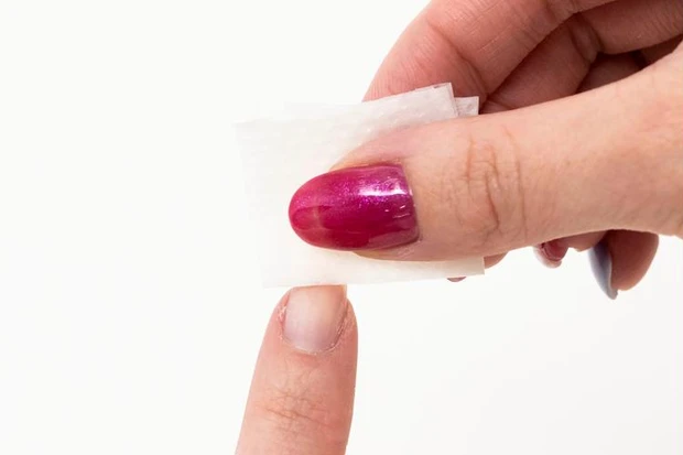 爪表面の水分・油分を拭き取る