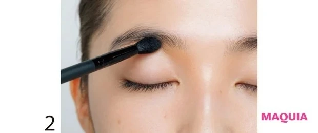 ブラシでノーズシャドウを入れる様子