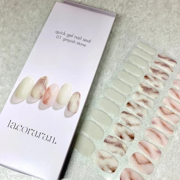 夏のジェルネイルシール_製品紹介1_ラコララン クイックジェルネイルシール 01 グレイッシュストーン