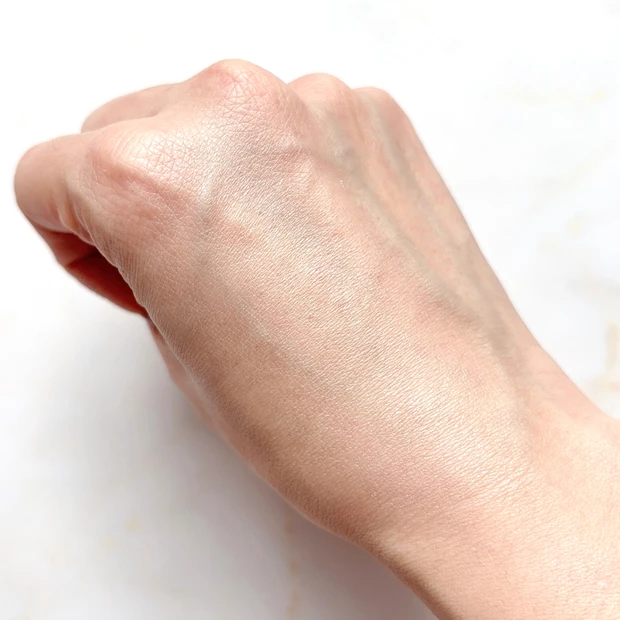 エクセル エクストラリッチ セラムインパウダー  EX02 グロウベージュ 手の甲にスウォッチ