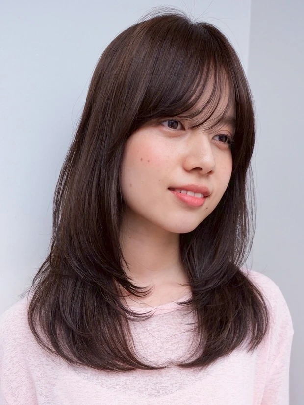 髪型　ミディアムレイヤー　ミディアムヘア　小顔見え　前髪あり　サイド