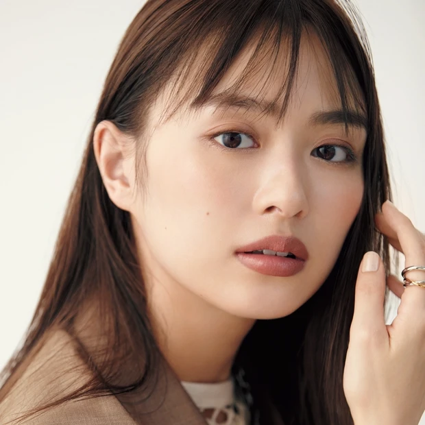 内田理央さんが挑戦！ RMKのコフレでつくるオフィスメイクが素敵すぎ♡【…