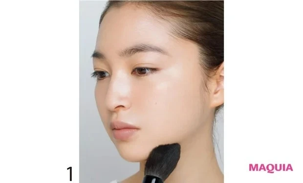 顔にシェーディングを入れる様子