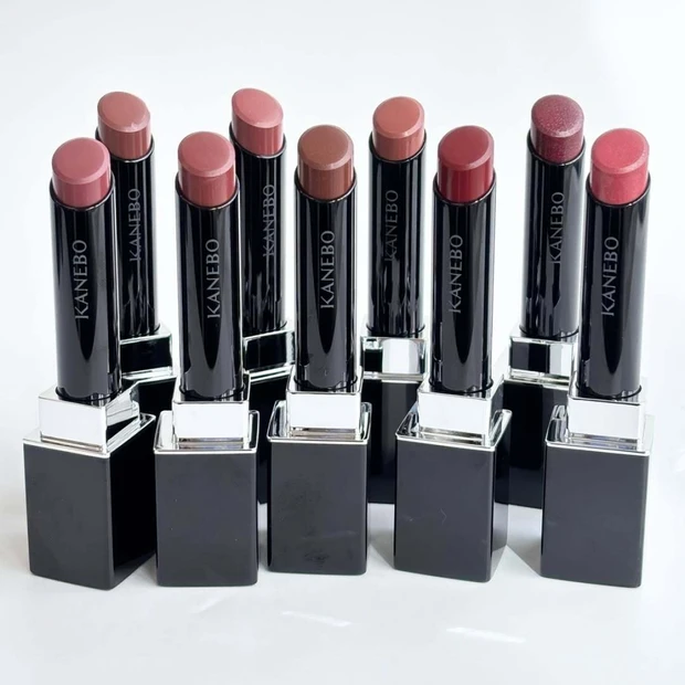 カネボウの新作リップ「ルージュスタードラマ」を全色スウォッチ！ 肌なじみのいい9色展開