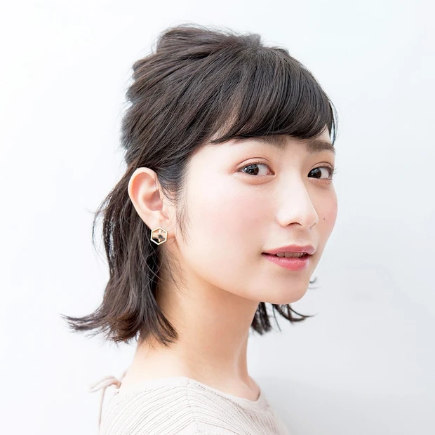 寝グセも生かせる！  “伸ばしかけ”女子の1、2、3でできる簡単アレンジ