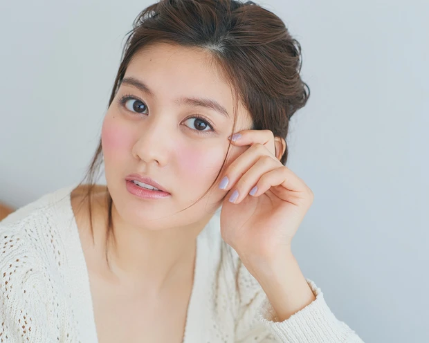 おうち時間の好印象メイクって? 青みピンクチークを主役にときめき感と抜け感を両立_5