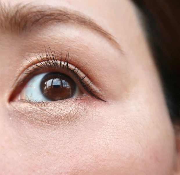 キャンメイク  スリムリキッドアイライナーで描いてみた。