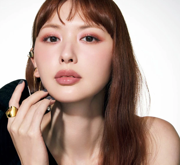 鈴木えみ 2026年春気になるトレンドコスメでメイク 重ピンクEYE×透けツヤLIPで華やかモードに