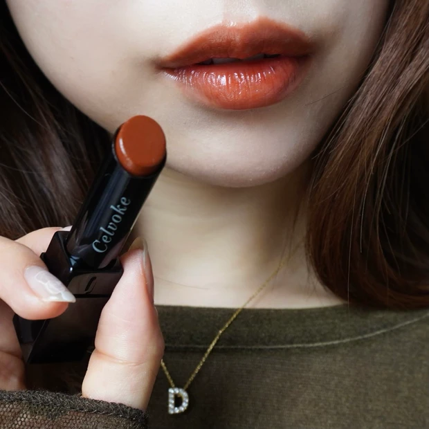 2025MYベスコスリップ③Celvoke(セルヴォーク) アラウズ リップス 14 キャラメルキューブを塗った写真