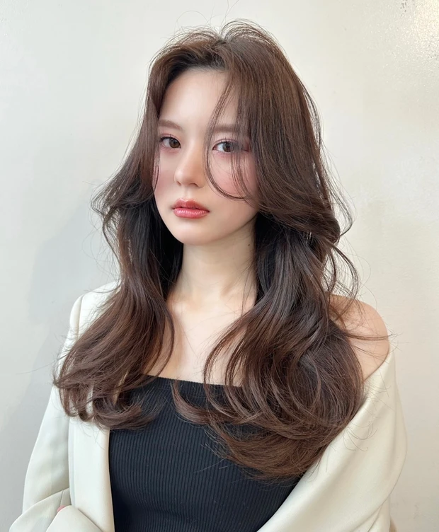 ロングヘア　大人　ヘアスタイル　暗髪　前髪なし　ローレイヤー