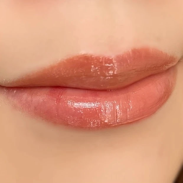 SUQQU トリートメント ラッピング リップの口コミ＆レビュー　マキアインフルエンサーrenaさん「02 淡羽色 -AWAHANEIRO」②