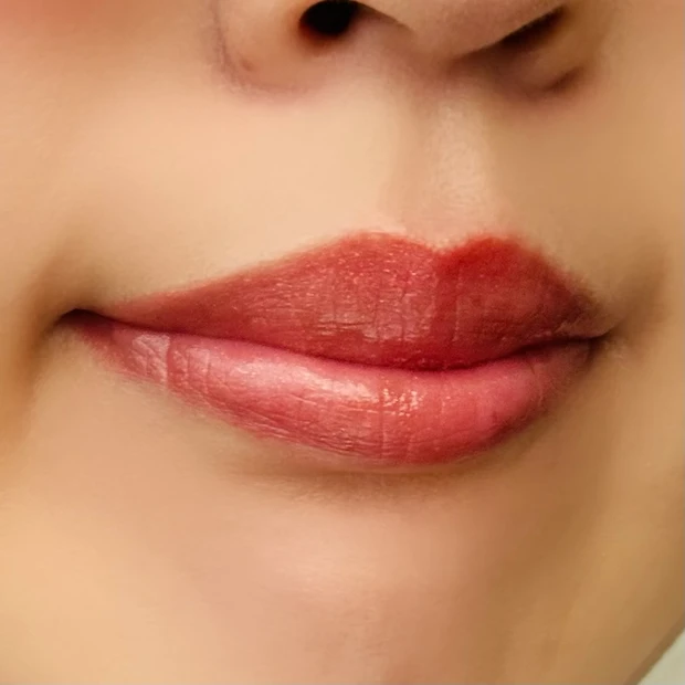 レブロンのシアーバームクレヨンの使用イメージ