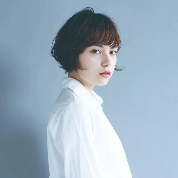 前下がりボブの髪型・ヘアスタイルまとめ｜小顔見え＆お洒落印象も叶う大人におすすめのヘアスタイル【最新ヘアカタログ】 | マキアオンライン(MAQUIA  ONLINE)