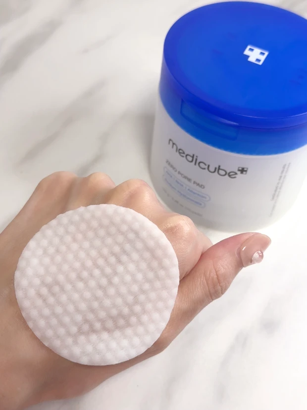 medicube／ゼロ毛穴パッド 2.0　使用している様子