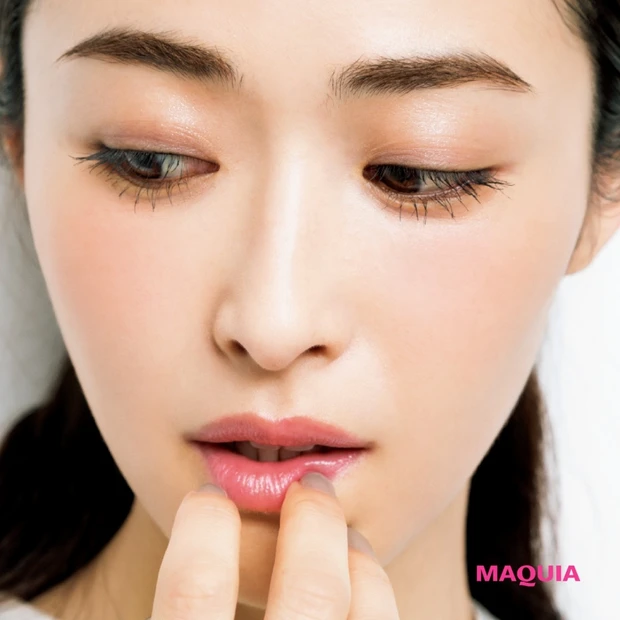 控えめなまつ毛にグッとくる! 知的な色気を感じさせる”あえての●●”テク…