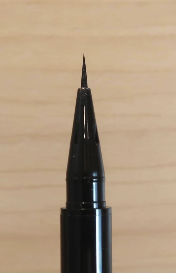 キャンメイク  スリムリキッドアイライナーの筆の細さ