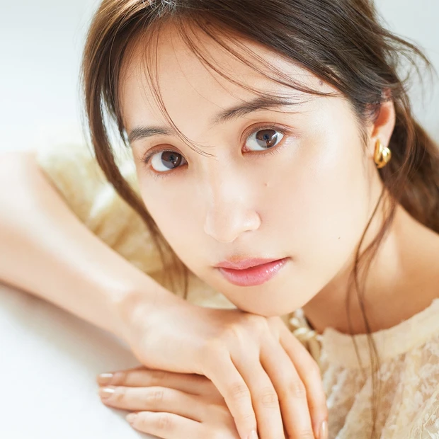 うるおいを閉じ込め、表面はサラサラ！ 衛藤美彩さんの秋肌は、軽さのある“清潔感”がキーワード