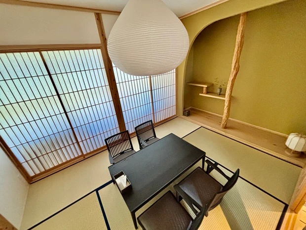 柔らかな光に包まれる茶の間。