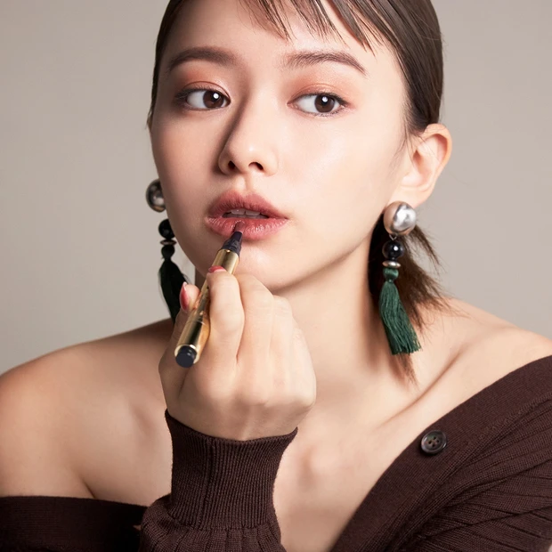 【山本舞香】色気と強さを宿したレッドブラウンリップ4