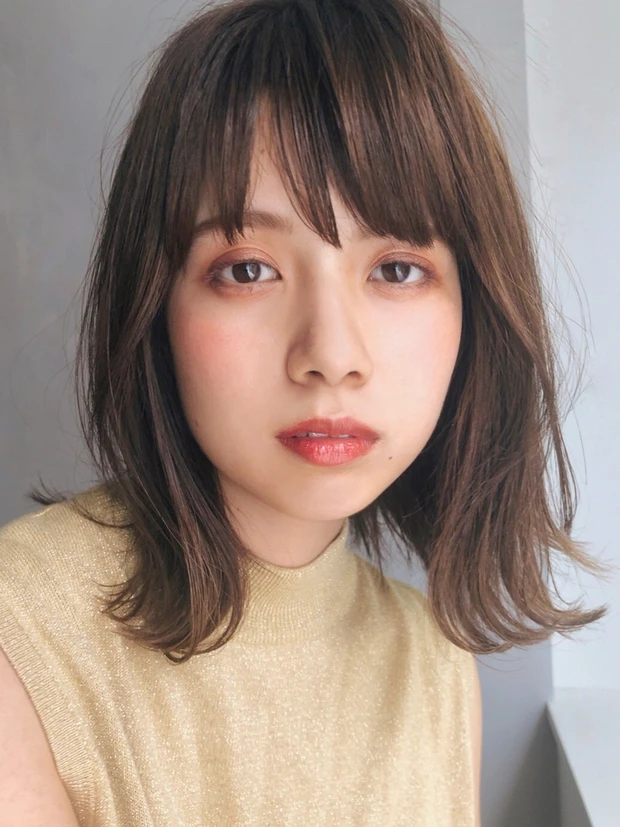 レイヤーと外ハネで小顔になれる、柔らかナチュラルミディ