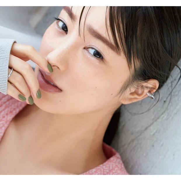 マスクメイクが洒落る! 血色を添える“赤ニュアンス眉”が今の気分