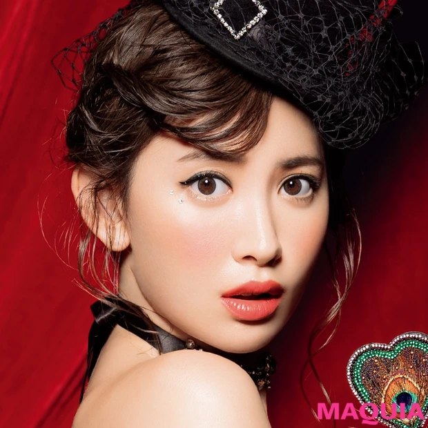 最新号の表紙はこじはる! 地に足のついたシックな美人フェイスをレクチャー