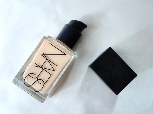 NARS(ナーズ) ライトリフレクティングファンデーション