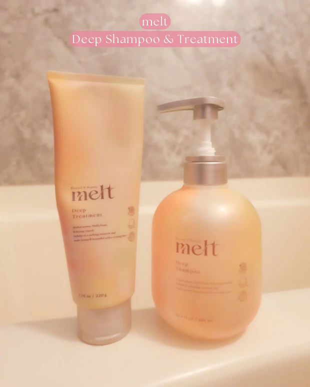 melt（メルト）のシャンプーとトリートメントのボトル。髪がぷるんぷるんに仕上がる、香りの良いヘアケア製品。
