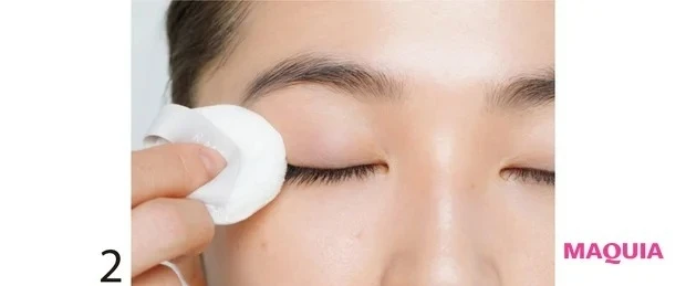 目元にパウダーをなじませる様子