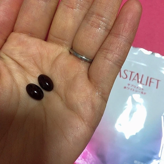 これからの季節、強い味方になる!
「飲む」×「塗る」のダブルで紫外線対策!
【アスタリフト サプリメント ホワイトシールド】
【アスタリフト D-UV クリア ホワイトソリューション】 _2