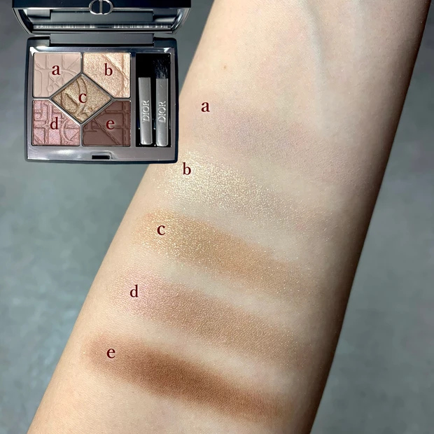 ディオールショウ サンク クルール 647 シルク トープ 腕にスウォッチ 色味