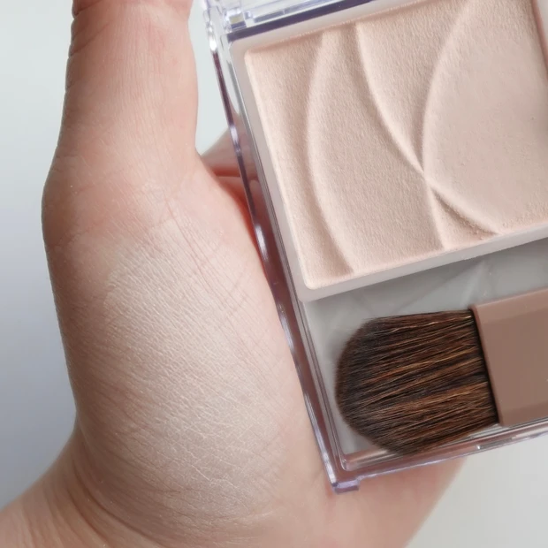 セザンヌ トーンフィルターハイライトのスウォッチ画像。粉質は柔らかい。美肌フィルター。