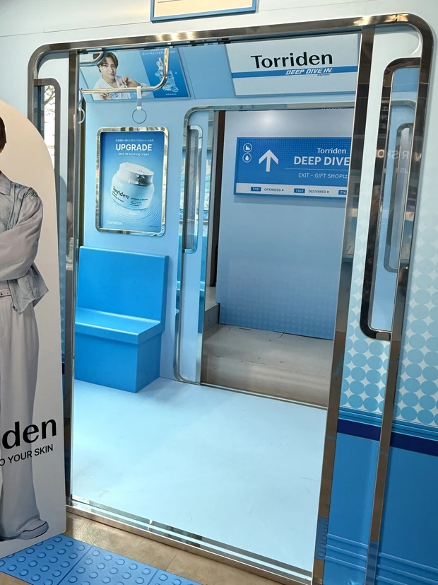 トリデン期間限定ポップアップイベント『Torriden DEEP DIVE IN Express』　電車内