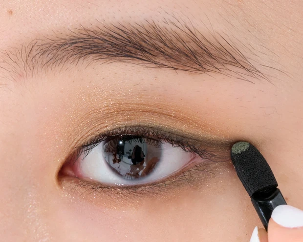 【一重メイクのやり方】トレンドのカーキシャドウを使うなら? ベージュシャドウの合わせ技でメリハリEYE_7