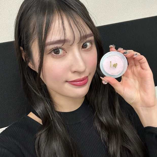 【b idolの桃色チークハイライトにドはまり! マキアエディターズの「オッス!推しコス」】 _2