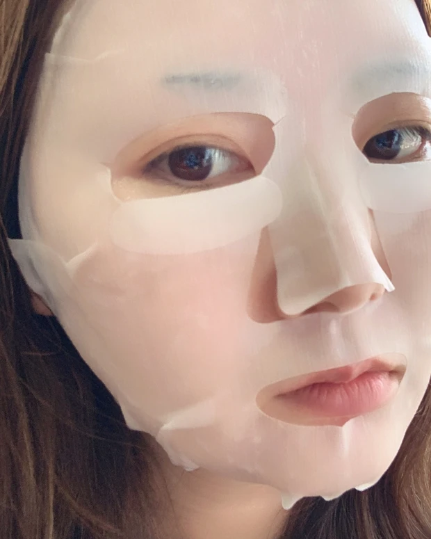 トランシーノ薬用ブライトニングフェイシャルマスクを顔に装着している様子(30代の美白ケア・くすみ対策の使用シーン)