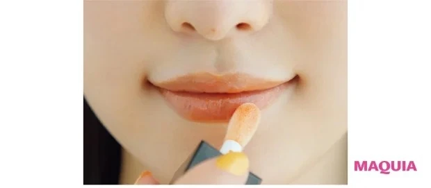 透明感を底上げする夏のメイクTIPS_唇全体にたっぷりと塗布したら、輪郭部分をチップでなぞって厚みをオフ