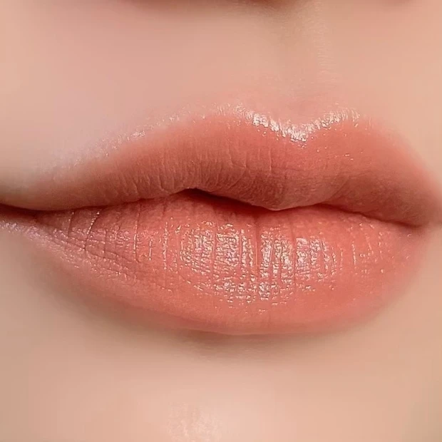 clé de peau BEAUTÉ(クレ・ド ・ポー ボーテ)ルージュ ア レーブル 10 タンタライジング タン 塗布