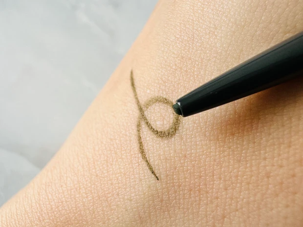 OSAJIのニュアンスレゾナンスアイライナーのスウォッチ