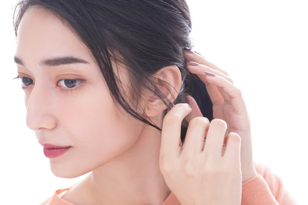 シンプルなヘアアレンジこそベースづくりが鍵! ウェット&ドライな質感で今っぽ髪に<動画つき!>
_11