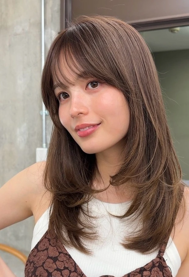 髪型 セミロング レイヤー 小顔見え 前髪あり サイド 大人可愛い