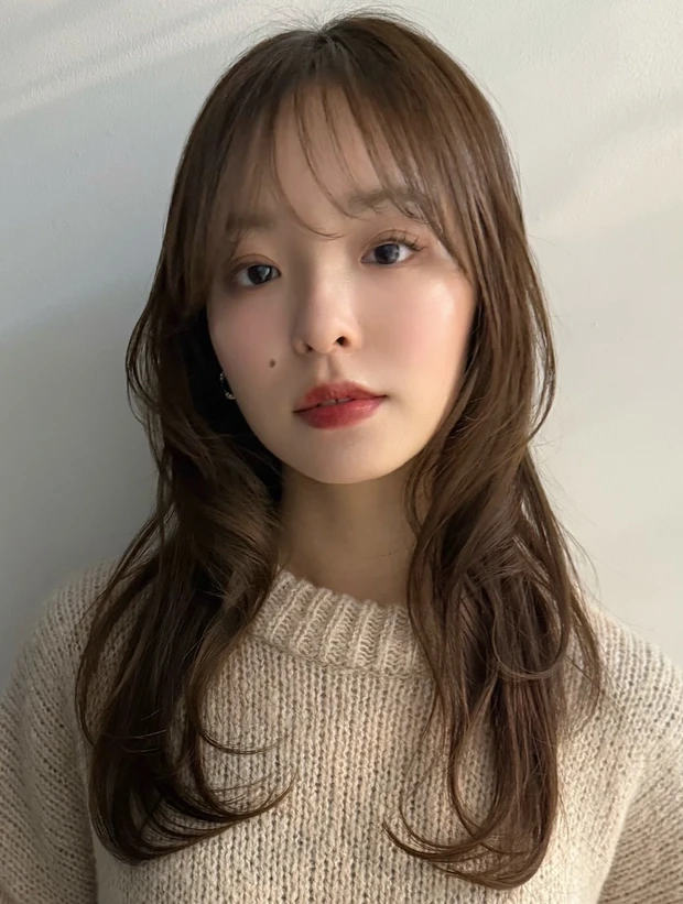 髪型 ロング 透けベージュ 前髪あり 正面