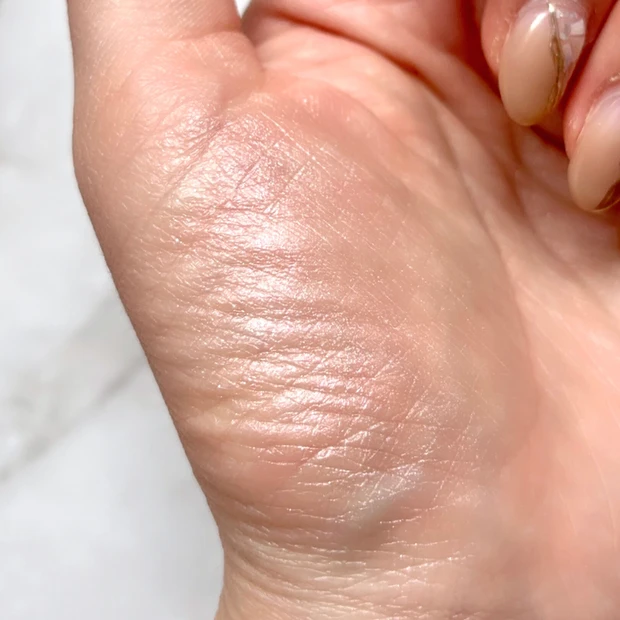 ファミマで買えるハナバイヒンスのハイライトを手にスウォッチ