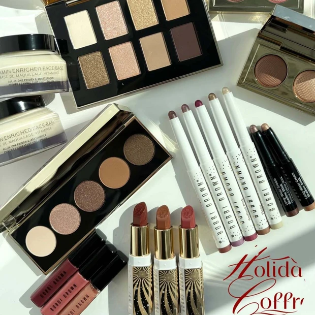 【クリスマスコフレ2025】ボビイ ブラウンのホリデー限定品をスウォッチ！使いやすいカラーが揃った多色パレットに注目