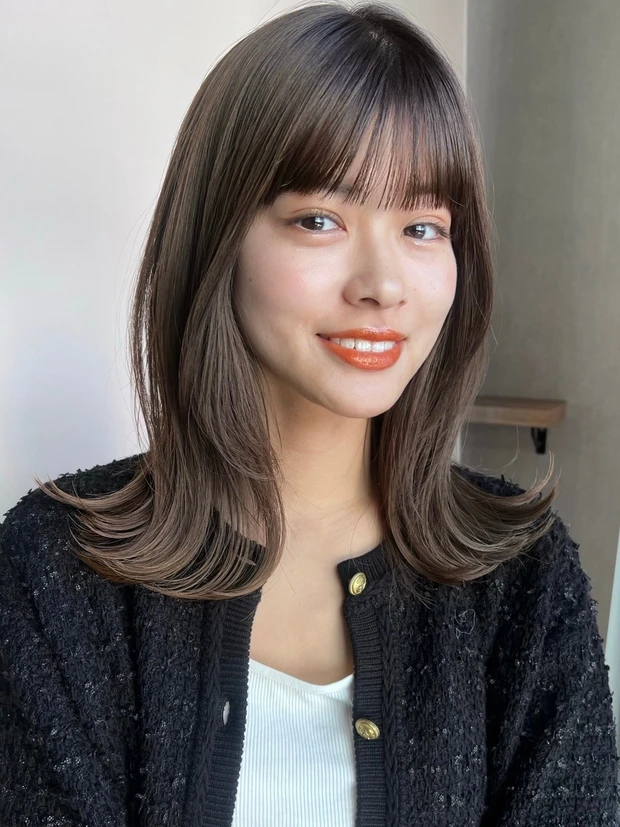ミディアム　ヘア　髪型　ヘアスタイル　前髪あり　ヘアカラー　グレーベージュ
